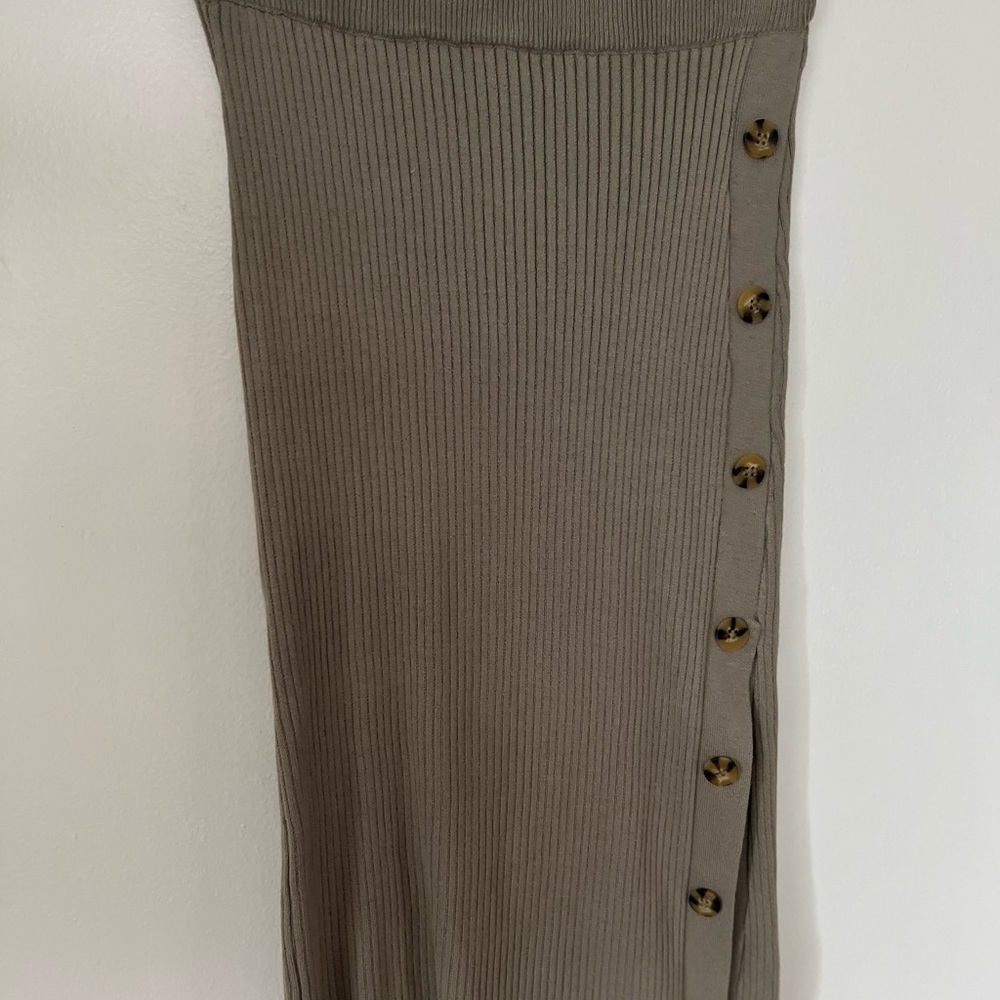 High waisted midi skirt w/button detail & slit